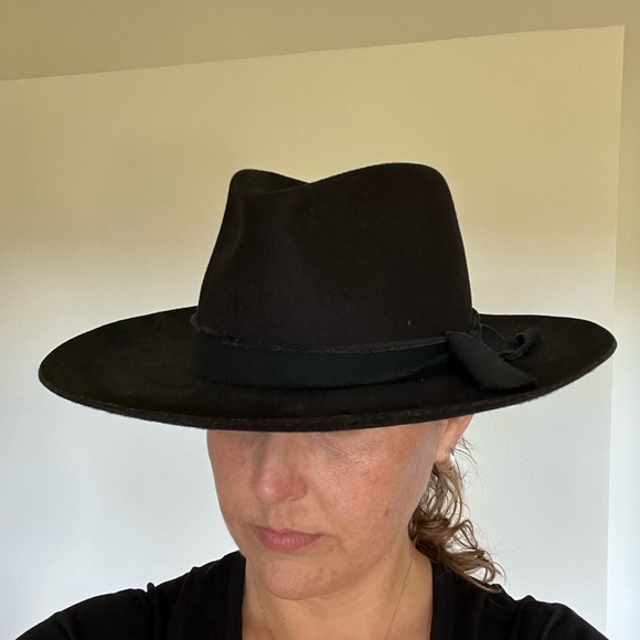 Accessories - Black felt hat M/L. Cowboy style
